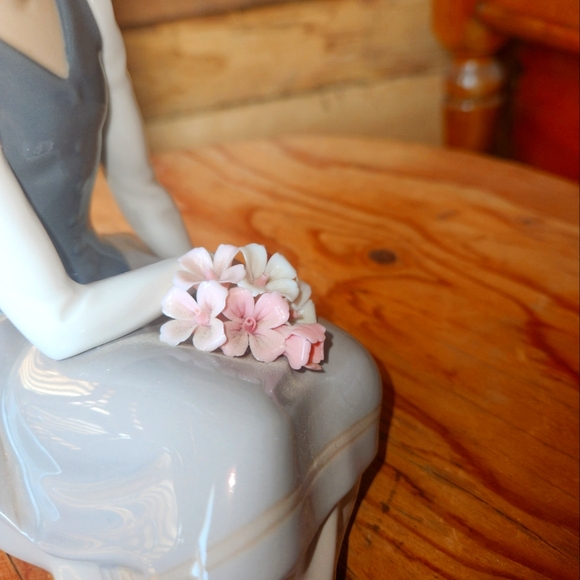 LLADRO "NOSTALGIA" #5071 YOUNG GIRL WITH FLOWERS - Picture 11 of 12